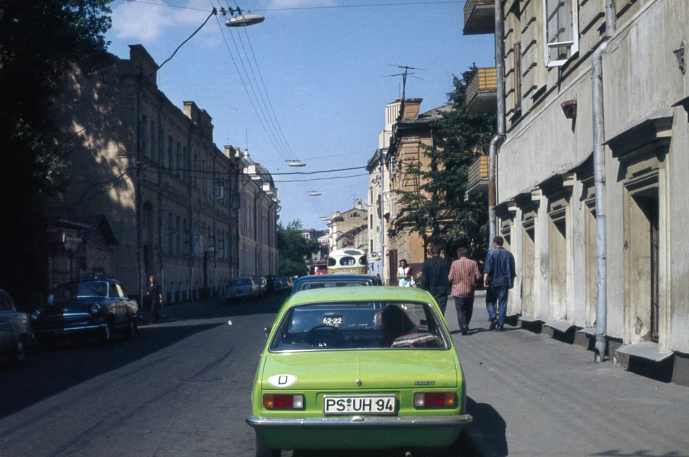 А таким в 1975 году был переулок Янышева (ныне - Крестовоздвиженский).