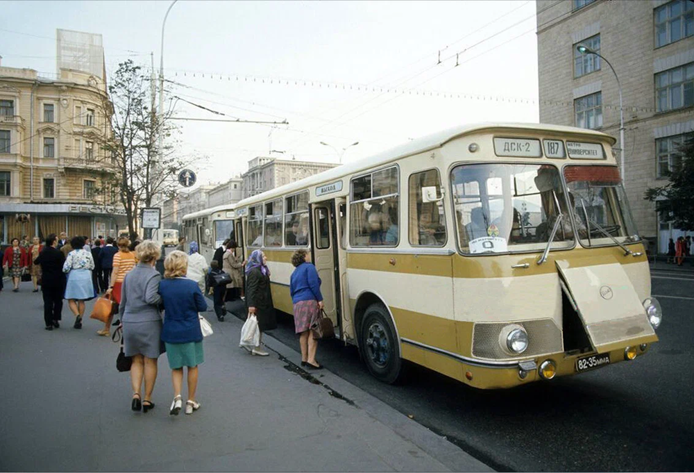 Москву постепенно заполняют легендарные "Луноходы"  - автобусы ЛиАЗ-677. Эти фотограф поймал около станции метро "Маяковская".