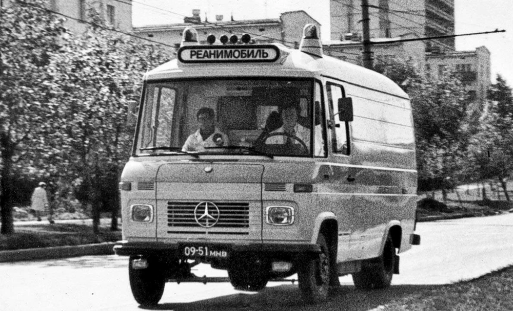 До 1980 года оставалось совсем немного и к Олимпийским Играм Москва закупила 16 реанимобилей на шасси Mercedes-Benz L 409.
