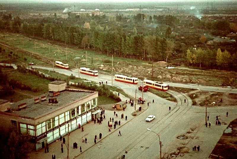 А на углу Дальневосточного проспекта и проспекта Большевиков тогда было очень много трамваев.