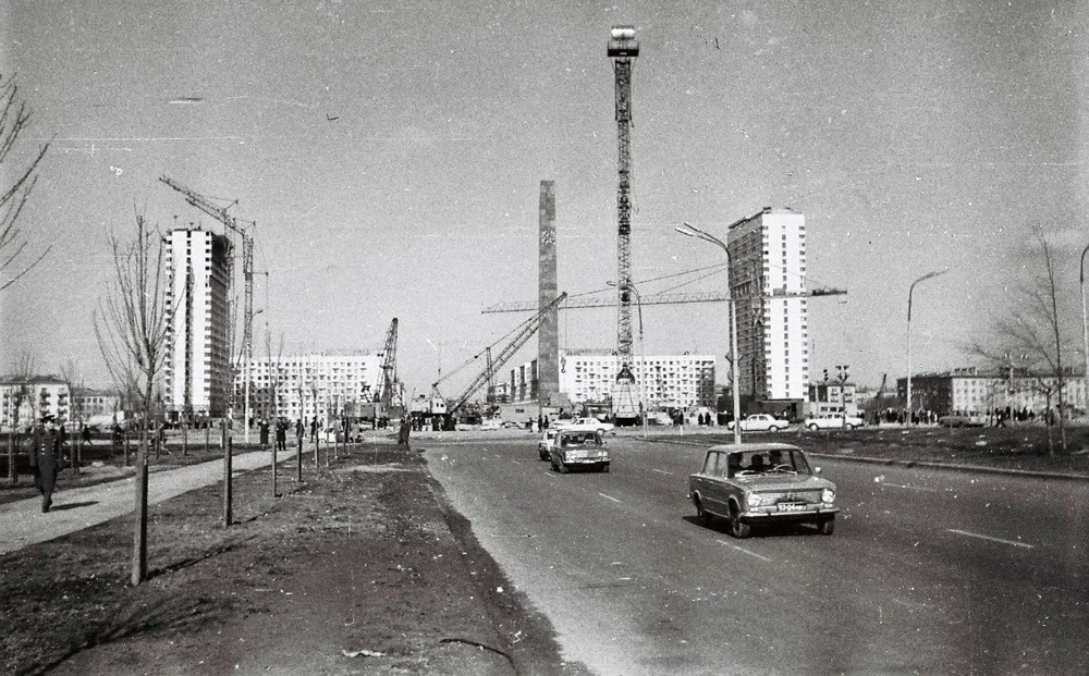 На площади Победы идёт строительство мемориала "Подвигу твоему, Ленинград".
