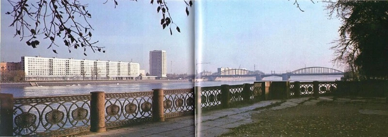 Панорама набережной на проспекте Обуховской Обороны и новёхоньких домов около Володарского моста.