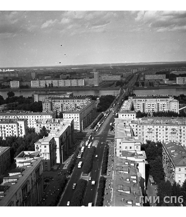 Вид на старый Володарский мост и Ивановскую улицу, которая ещё оставалась очень зелёной.