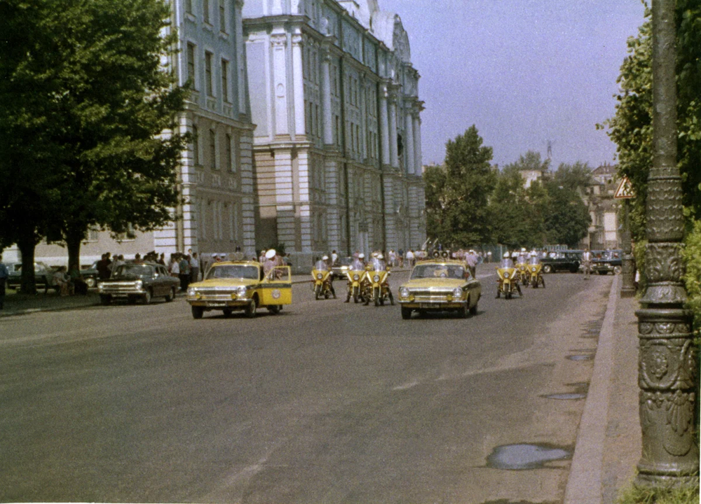 Колонна милицейской техники около здания Нахимовского училища.
