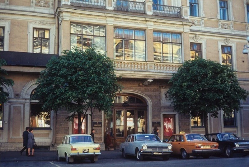 У входа в гостиницу "Европейская" на Михайловской улице.