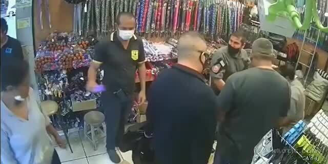 В Мексике бандит попытался обнести магазин средь бела дня