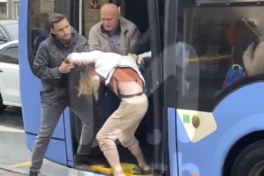 В Санкт-Петербурге пассажиры автобуса подрались с мужчиной, который пытался закурить в салоне