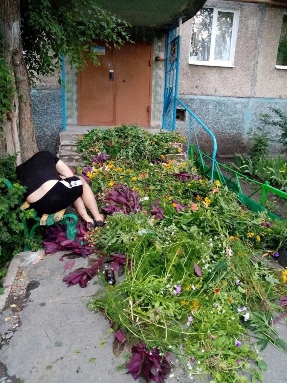 В Набережных Челнах пьяный мужчина застелил цветами выход из подъезда возлюбленной, но уснул