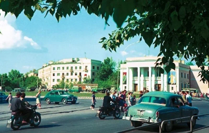 Барнаул, пл. Октября со стороны проспекта Строителей.