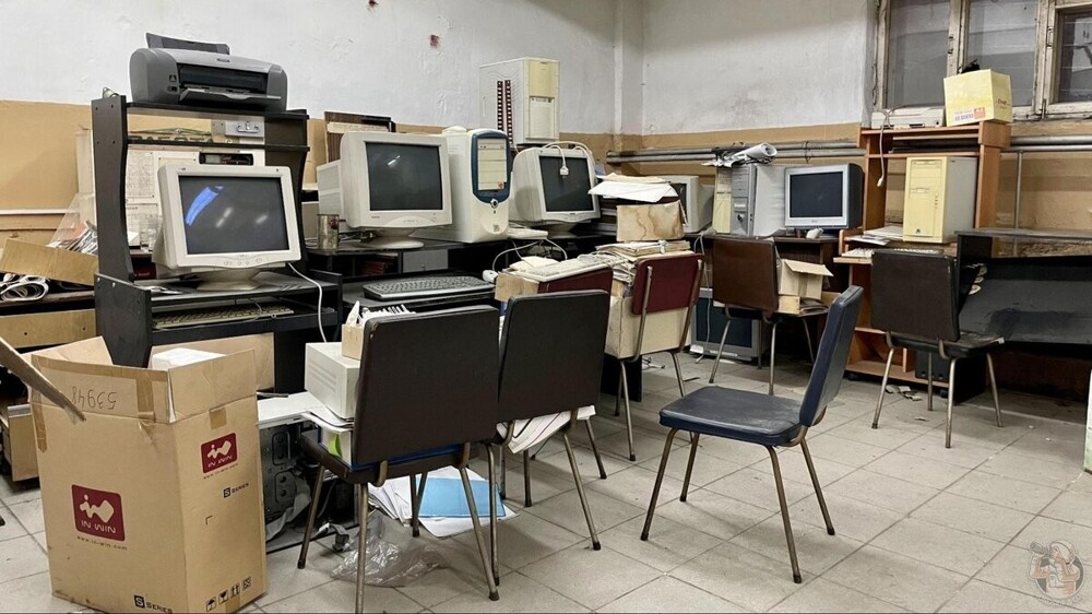 Компьютеры, микроскопы и учебный инвентарь в заброшенном здании в центре Москвы