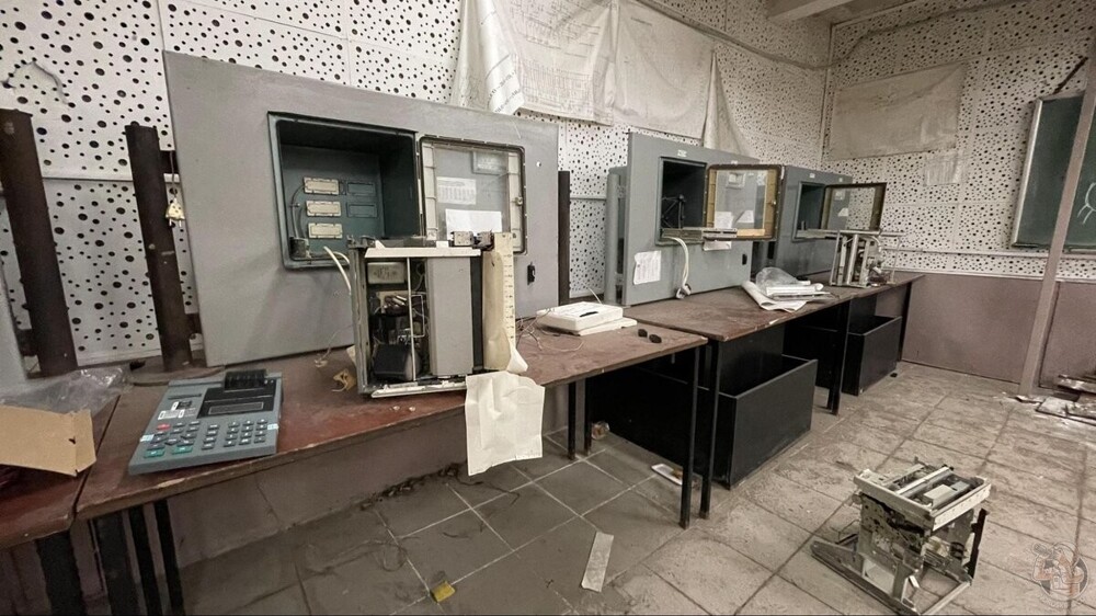 Компьютеры, микроскопы и учебный инвентарь в заброшенном здании в центре Москвы