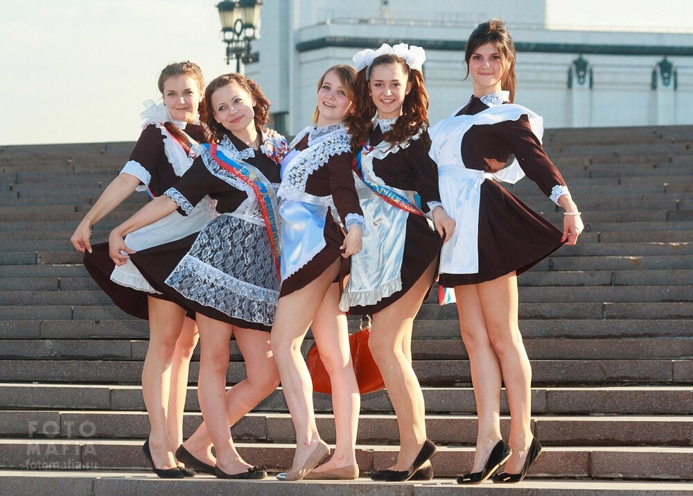 "Витпуджи": китайские девушки носят платья российских школьниц с непонятной надписью на ленте
