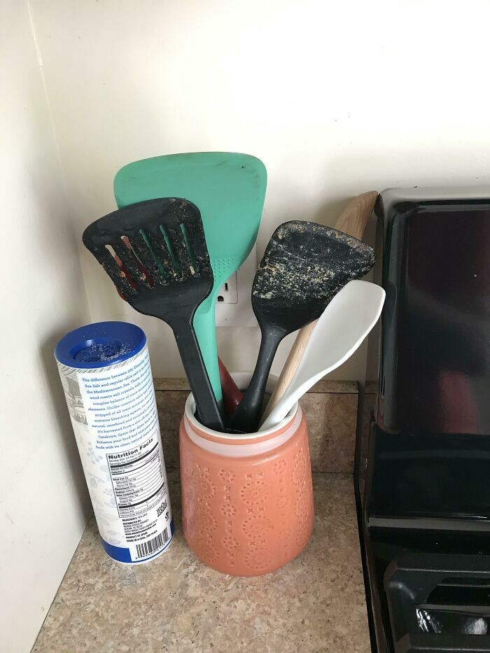 11. «Мой сосед по квартире считает, что эти лопаточки чистые и их можно использовать для приготовления пищи»