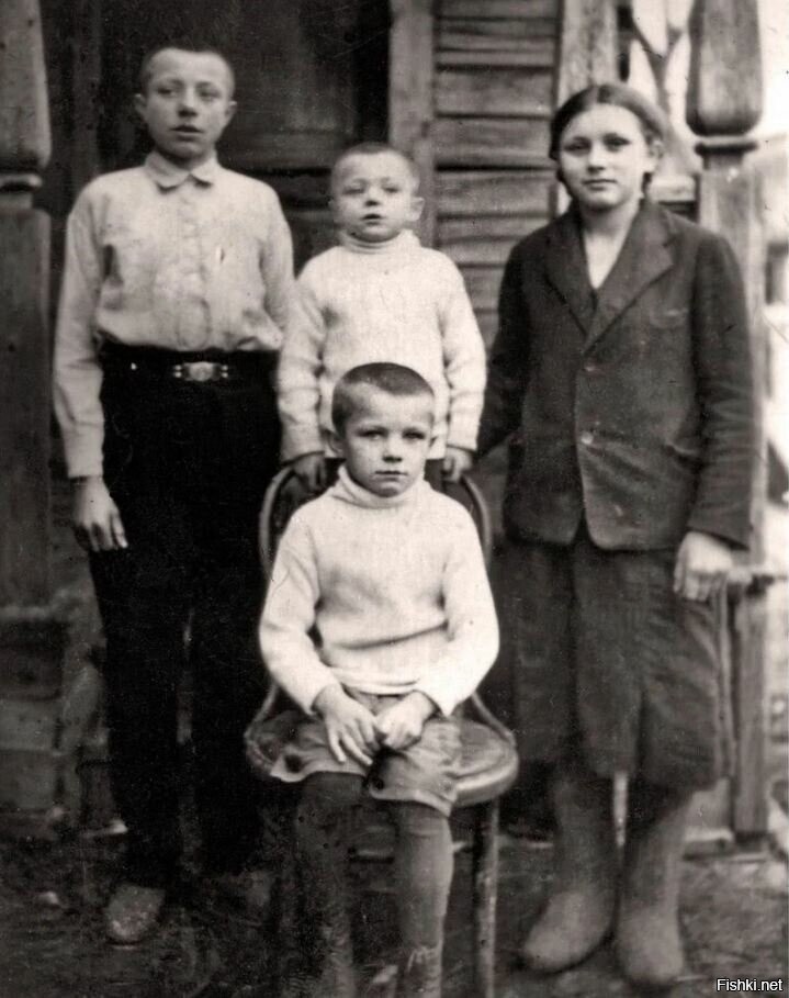 Самого младшего ребенка на этом снимке, Борю, в Великую Отечественную войну н...