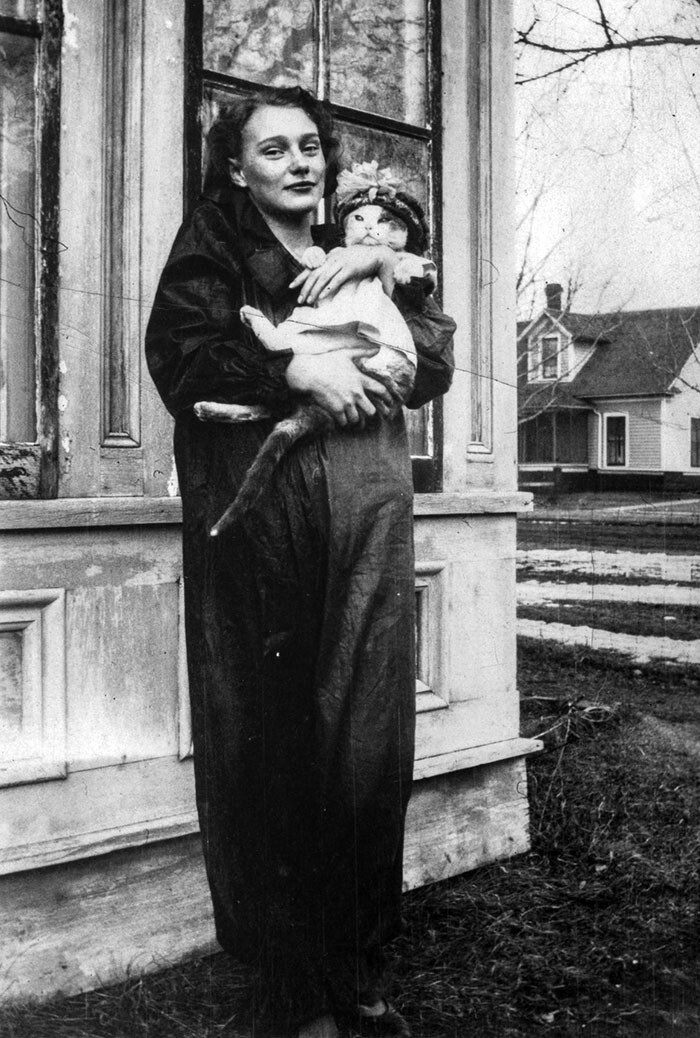 2. "Моя бабушка со своей кошкой. Конец 1930-х, Миннесота, США"