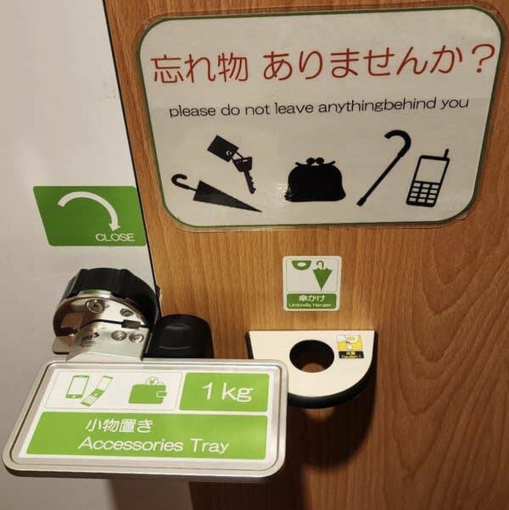 39. Общественный туалет в Японии с полкой для вещей и подставкой для зонта, чтобы ничего не забыть