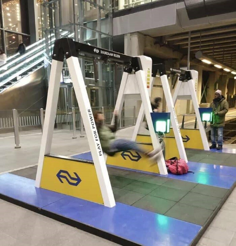 2. На центральной станции метро в Гааге, Нидерланды, можно зарядить телефон, раскачиваясь на качелях