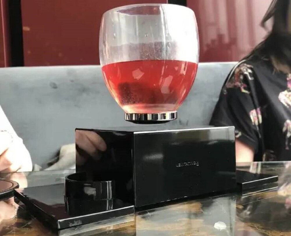 1. В одном из баров Лондона посетители могут пить напиток из левитирующего стакана