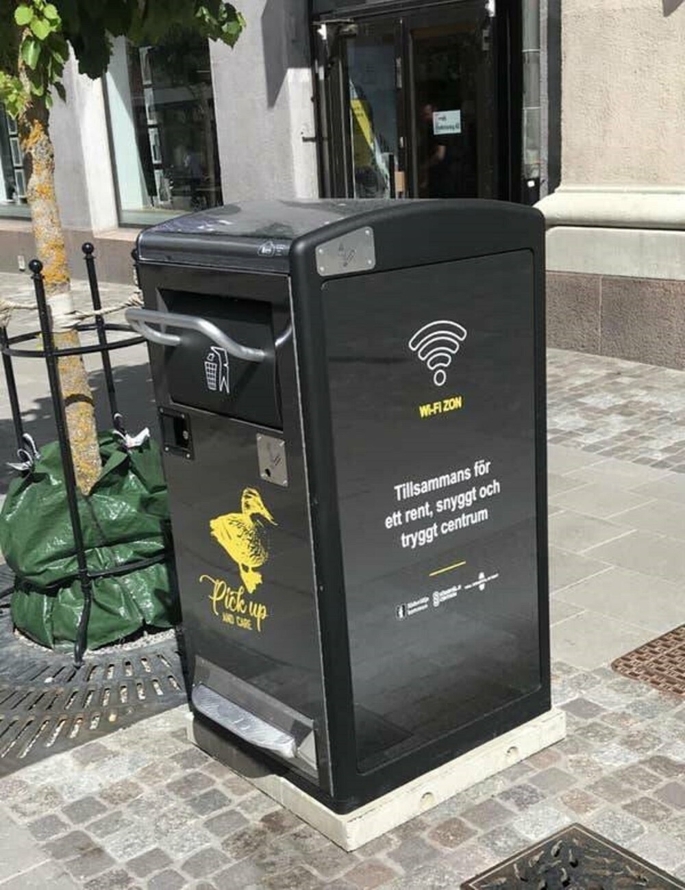 21. Станция Wi-Fi в мусорном баке в Швеции. Чтобы люди чаще останавливались и выбрасывали мусор
