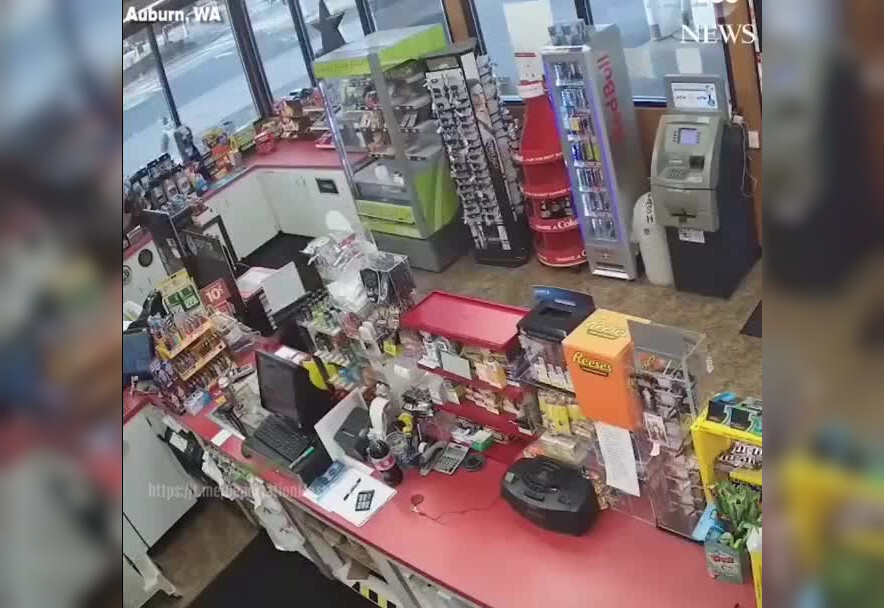 Подростки ограбили магазин после того, как продавец упал в обморок