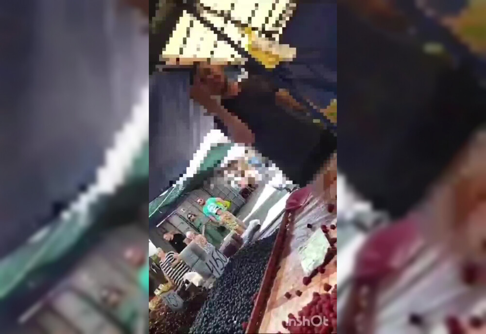 «Ведешь себя как деревенщина!»: девушку с маленьким ребенком обвесили на рынке