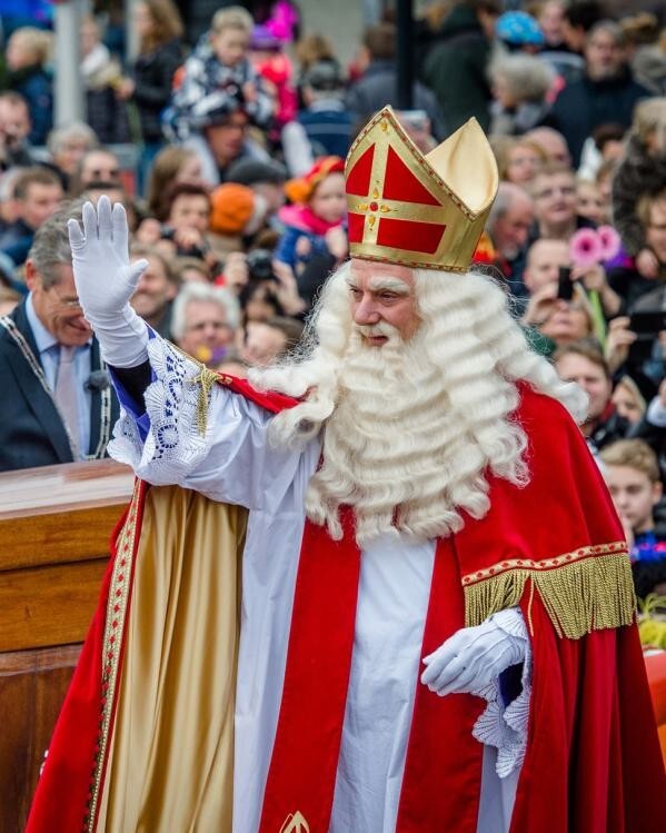 1. В Бельгии свои традиции: там есть не только Санта-Клаус, но и "Рождественский человек", который дарит детям подарки 6 декабря