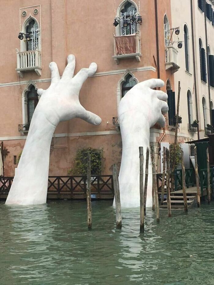 21. Гигантские руки в Венеции
