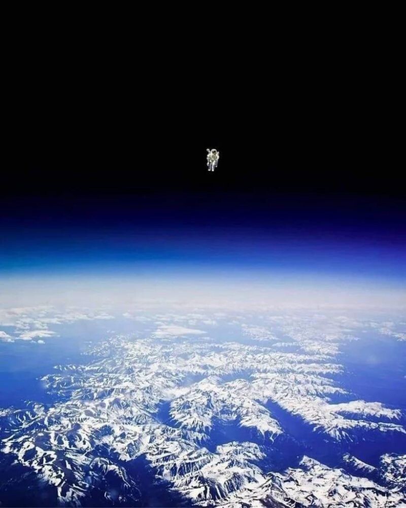 4. Американский астронавт Брюс Маккэндлесс в открытом космосе без страховочного фала