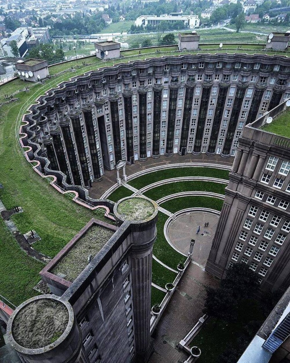 31. Жилой комплекс Les Espaces D’abraxas был спроектирован Рикардо Бофиллом в 1978 году, расположен в Нуази-ле-Гран, примерно в 16 км от Парижа , Франция