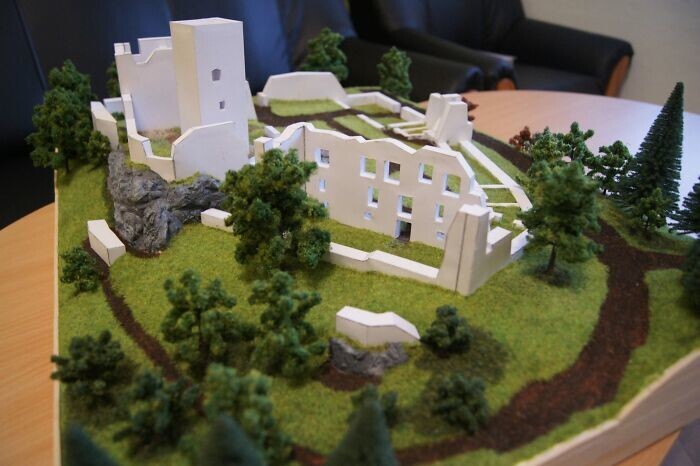 21. «Это модель руин замка Рокштейн в Чехии. Измерено с помощью удаленного лазерного измерителя, а затем нарисовано вручную и склеено. Работа заняла 8 месяцев»