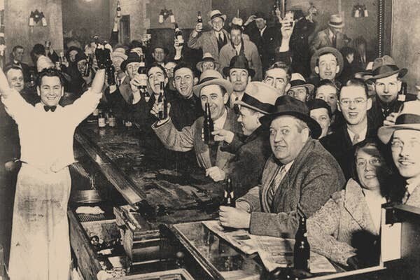 8. Снимок сделан в чикагском баре 5 декабря 1933 года, в день отмены сухого закона в США