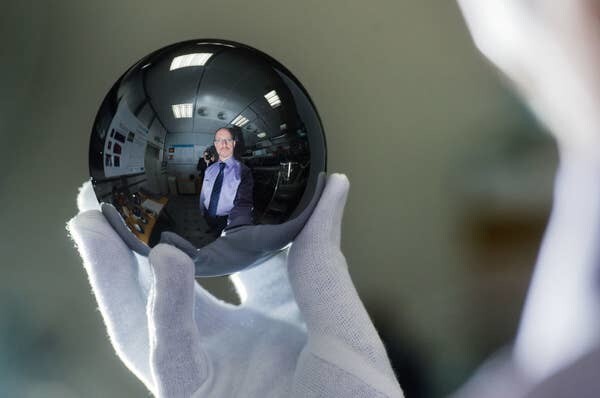 7. Эта сфера из кремния - самый круглый объект в мире. Сейчас она находится в австралийском Центре точной оптики в Сиднее, Австралия