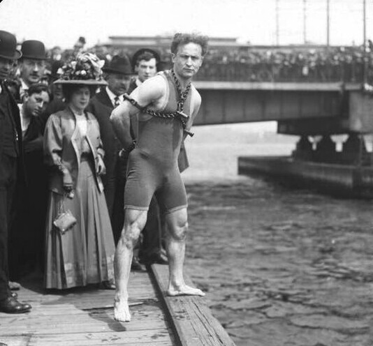 3. В 1908 году иллюзионист Гарри Гудини спрыгнул с моста в Бостоне, закованный в цепи и наручники, и через несколько минут всплыл, оставшись невредимым. Это один из его знаковых трюков