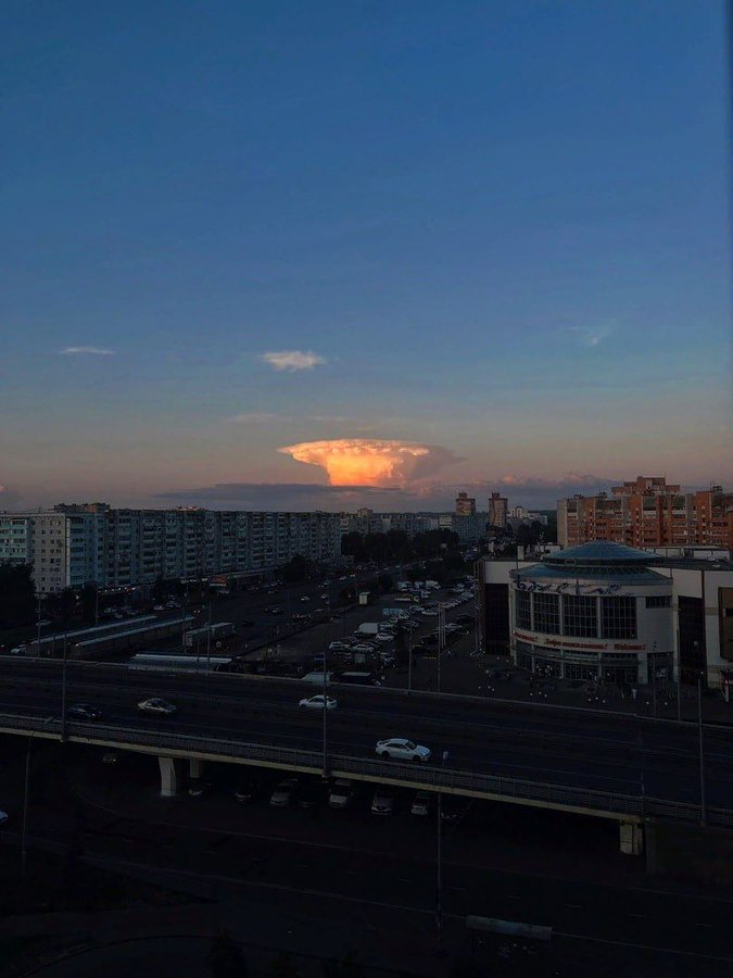 Огромный «ядерный гриб» в небе перепугал россиян