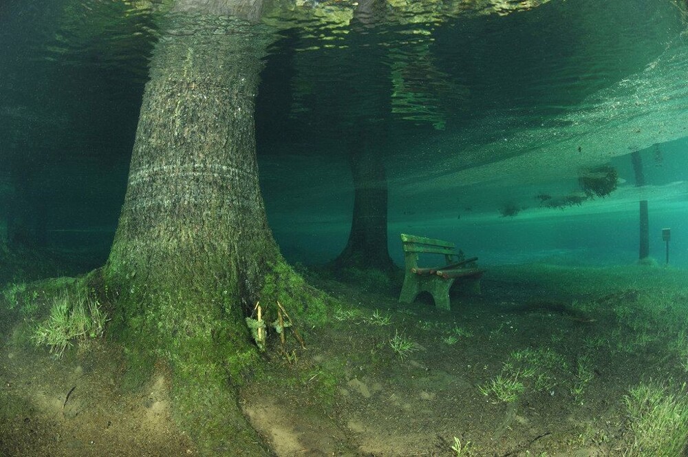 9. Скамейка под водой