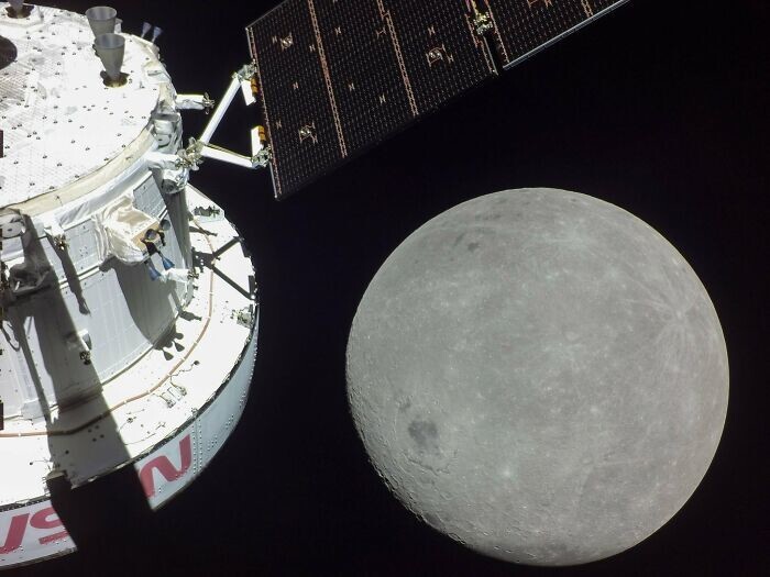 19. Обратная сторона Луны, снятая космическим аппаратом Orion