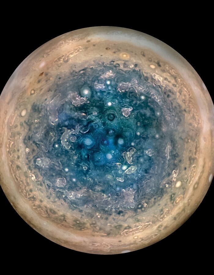 4. Первое в истории фото Южного полюса Юпитера