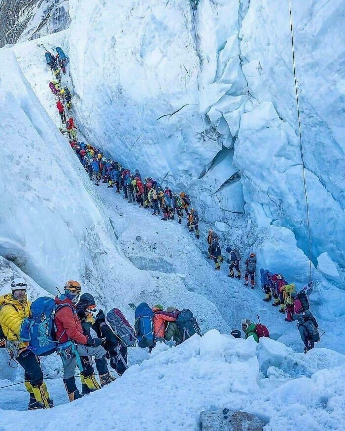 24. Восхождение на Эверест: очередь на ледопад Кхумбу