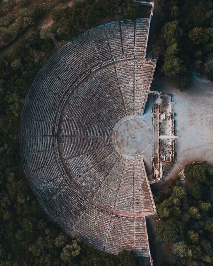 6. 2300-летний театр Эпидавра в Греции, способный вместить 14 тысяч зрителей, обладает идеальной акустикой