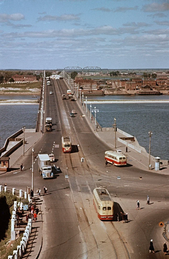 Канавинский мост через реку Ока в Горьком, 1958 год. Замечательные трамваи МТВ-82 и старая автомобильная техника. 