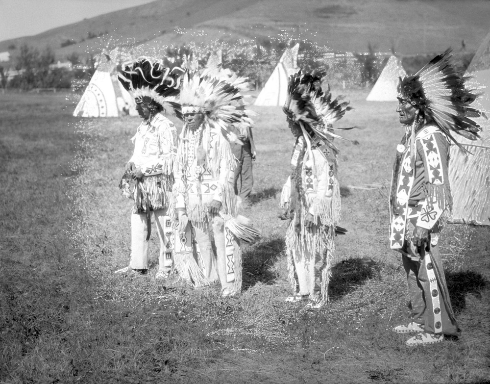 Зачем индейцы носят перья на голове?