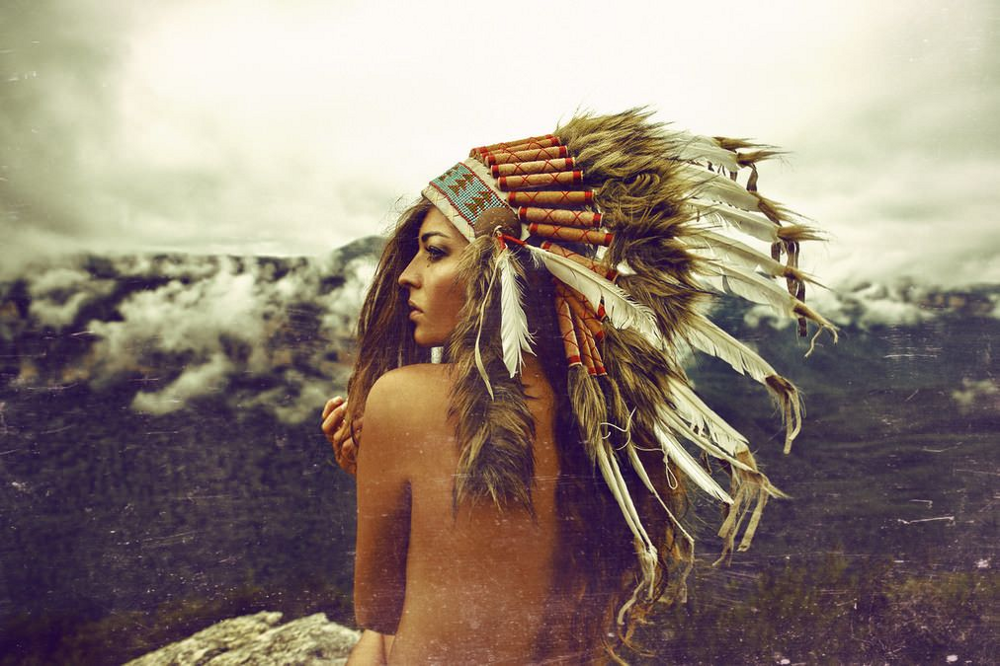 Зачем индейцы носят перья на голове?
