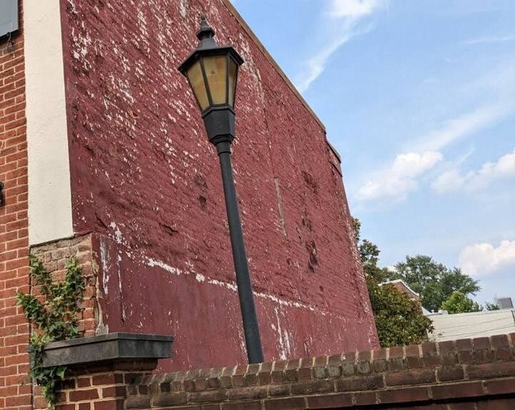 Житель Вашингтона продает обшарпанную стену за 50 тысяч долларов
