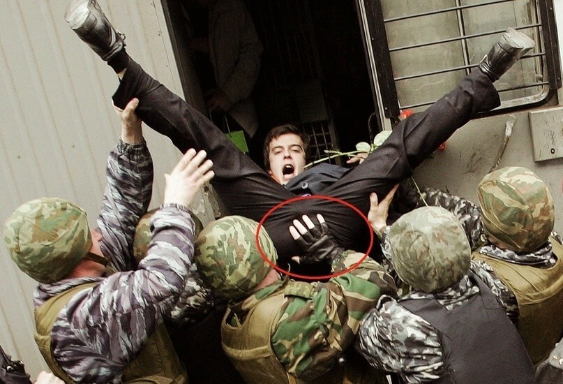 Фотофакт: Безжалостная рука Кремля затыкает рот гражданскому активисту!