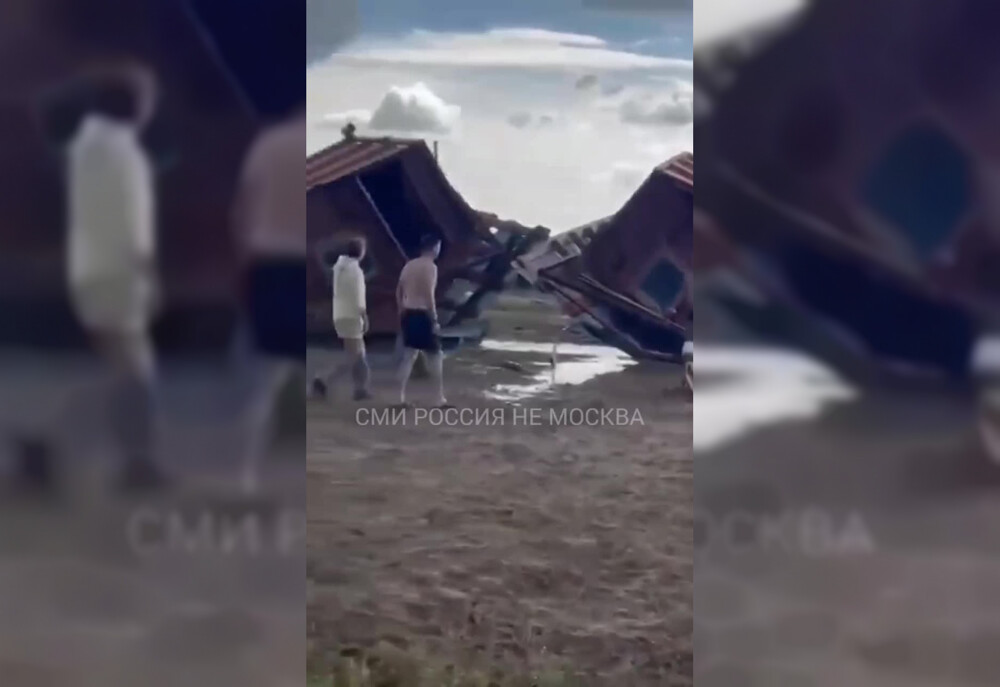 В Алтайском крае ураган снёс домики на базе отдыха вместе с людьми внутри