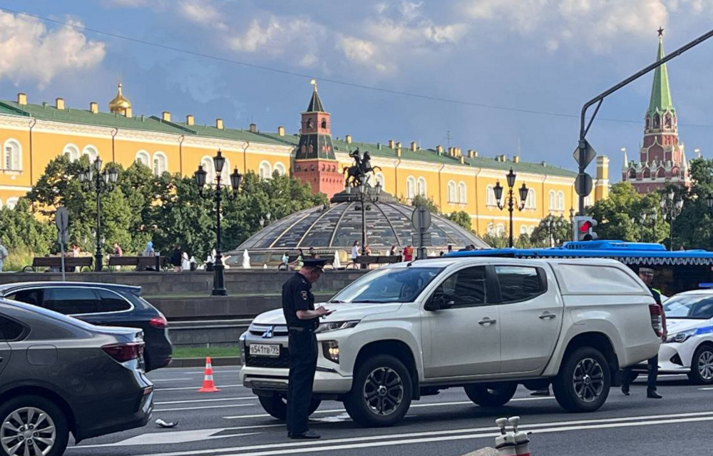 "У него футболка в крови!": два водителя устроили драку со стрельбой около Кремля в Москве