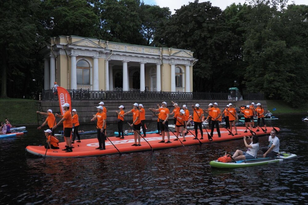 В Санкт-Петербурге прошёл костюмированный заплыв на сапбордах