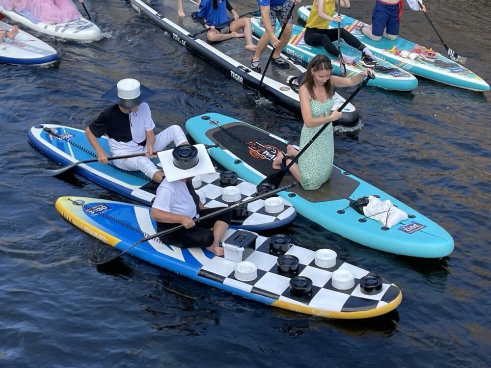 В Санкт-Петербурге прошёл костюмированный заплыв на сапбордах