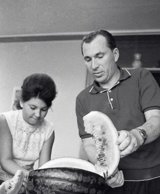 Летчик-космонавт Павел Беляев с дочерью Ириной, 1967 год