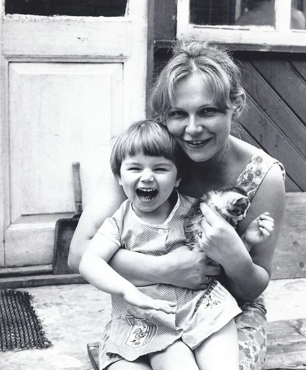 Актриса Ирина Короткова с дочерью Машей, 1978 год